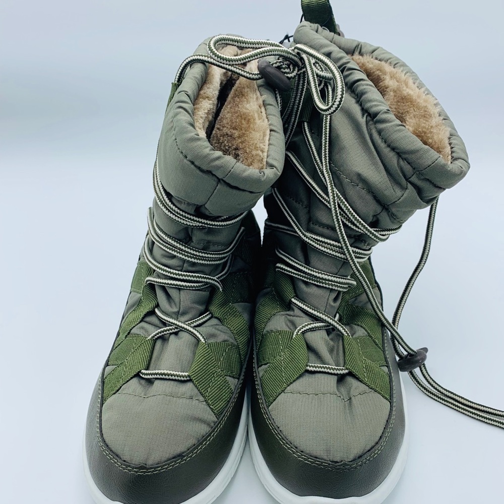 Snow boots army green fur lined size 8 tie front
